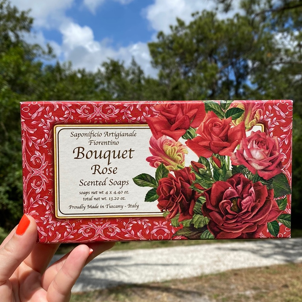 NWT Italian Rose Scented Carved Soap Set